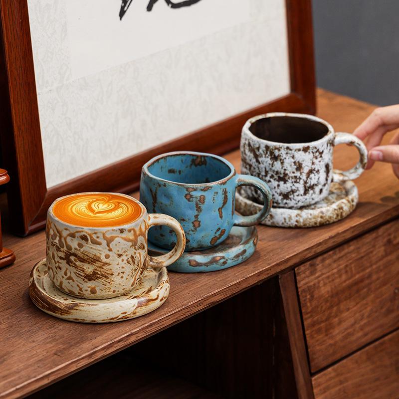 Grobes Töpferton Ofenwechsel Tasse und Untertasse Set Unregelmäßige Wabi-Sabi Keramiktasse für Kaffee Tee Hausbar Rustikale Wohnkultur Geschenk