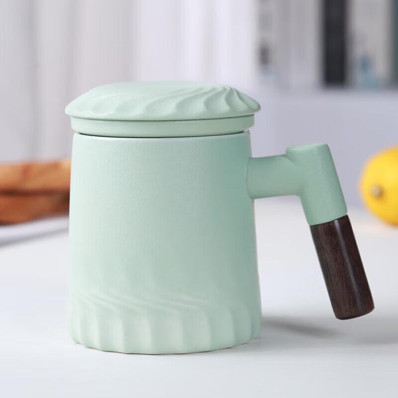 Cha Xun Ceramic Tea Mug with Lid, Infuser, and Wooden Handle