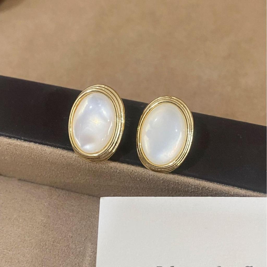 Elegant Retro White Oval Earrings - Luxurious & Versatile Studs with Unique Design Sensibility for a Modern, Minimalist Style.