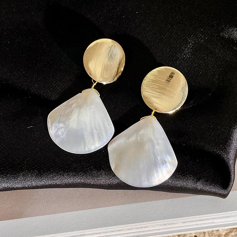 Gold Fan-Shaped French Shell Earrings with Mother-of-Pearl: Vintage 2024 Retro Design for Women