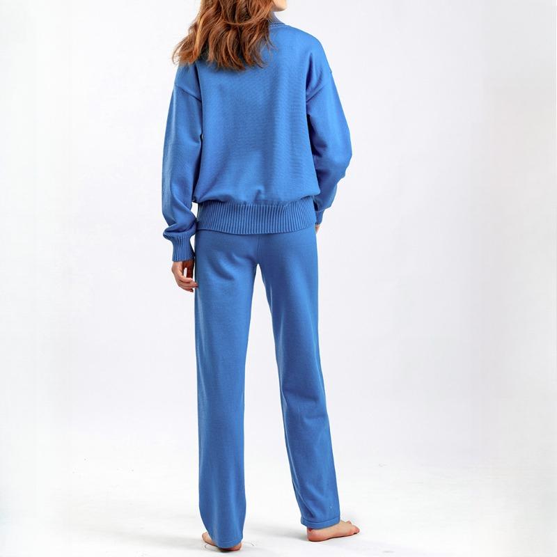 Módní oblek s vysokým límcem pro podzim a zimu v jednobarevném provedení je všestranný a lze jej nosit s dvoudílným pleteným topem a ležérními kalhotami.