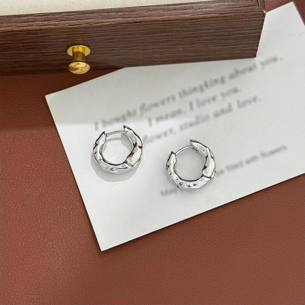 Exquisite European and American Style Hoop Earrings - Light Luxury, Super Shiny, Simple, and Stylish.