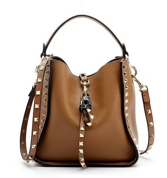 Kabelka typu bucket z pravé kůže s nýty a designem tygří hlavy