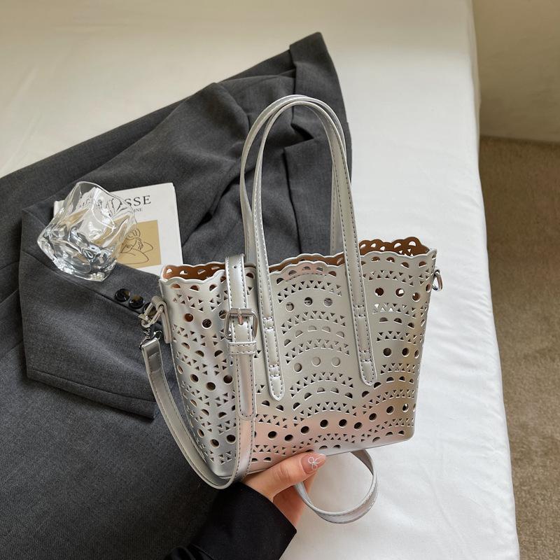 

Women s bag Wave hollow handbag 2025 summer new tote bag niche messenger bag large capacity shoulder bag срібний