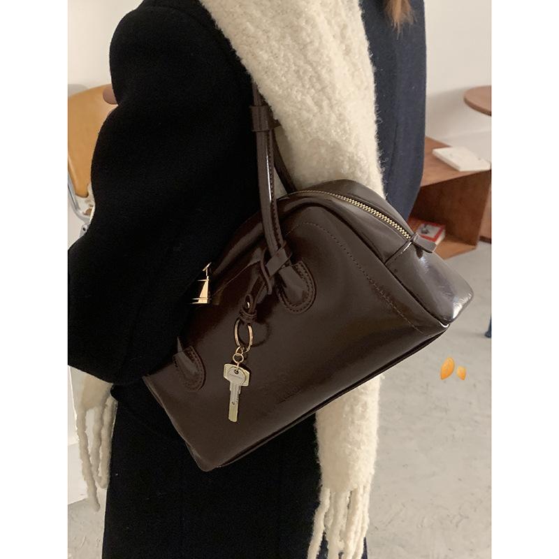 Niche texture portable commuter bowling bag bag women's 2025 new fashion retro underarm bag versatile shoulder bag