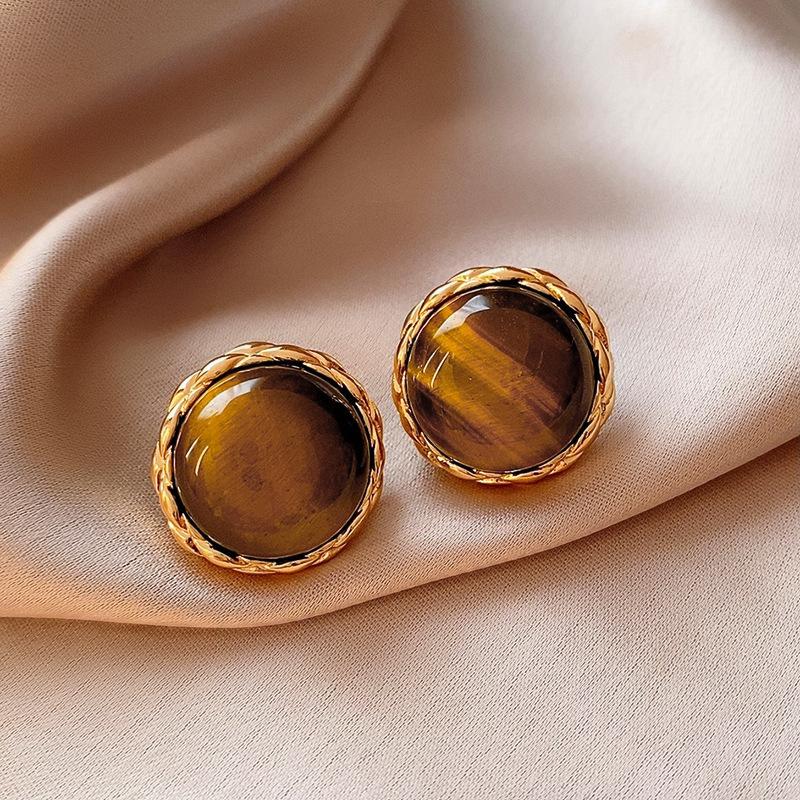 Maillard coffee color geometric earrings 2025 light luxury high-end temperament stud earrings niche retro style earrings