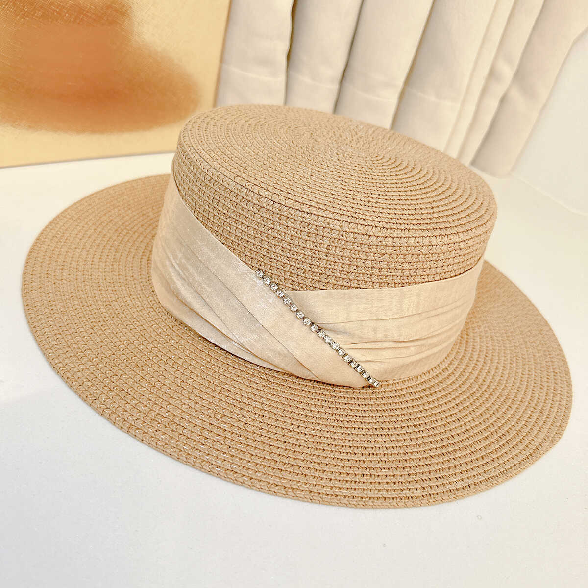 

Retro flat top thin bright diamond straw hat female summer travel celebrity elegant versatile sun hat British top hat tide Adult average size (55-58cm) білий