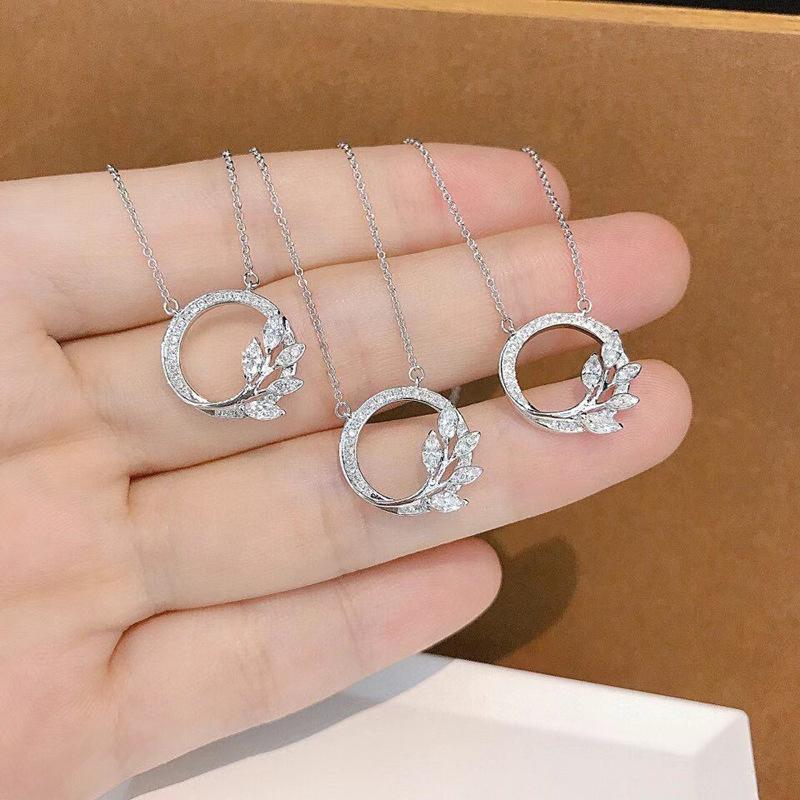 Легкая роскошь Полностью бриллиантовое ожерелье-бабочка Ювелирные изделия Нишевая легкая роскошь Подвеска Hsinchu Фестиваль Музы Мамин день