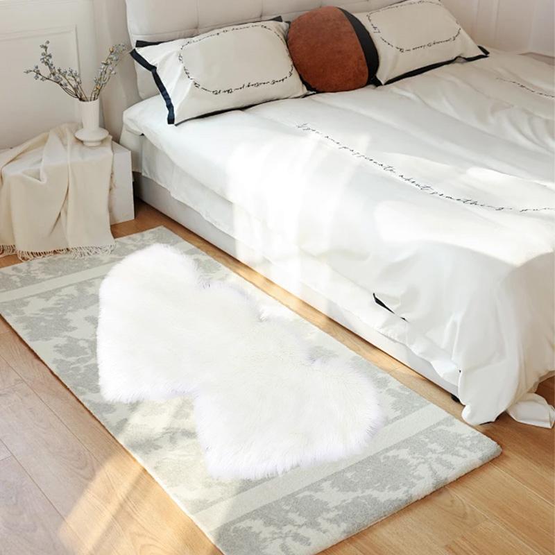 1PC Floor Mat Creative Faux Fur 35*70cm Sofa Decoration Rugs Living Room Plush Carpet Fluffy Soft Double for Bedroom Heart-shaped