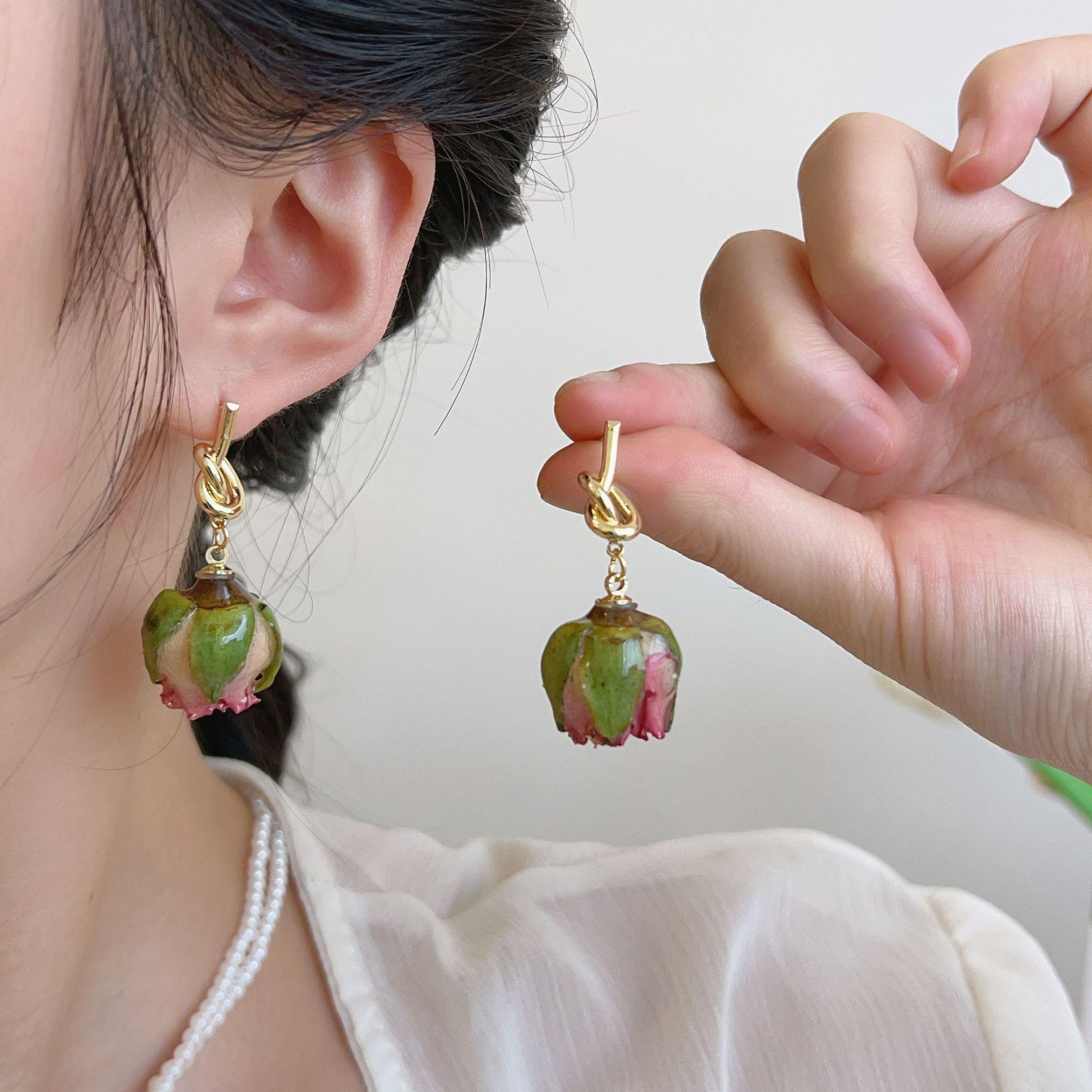 

Серьги-феи в лесном стиле с настоящими розами для нежного, элегантного образа