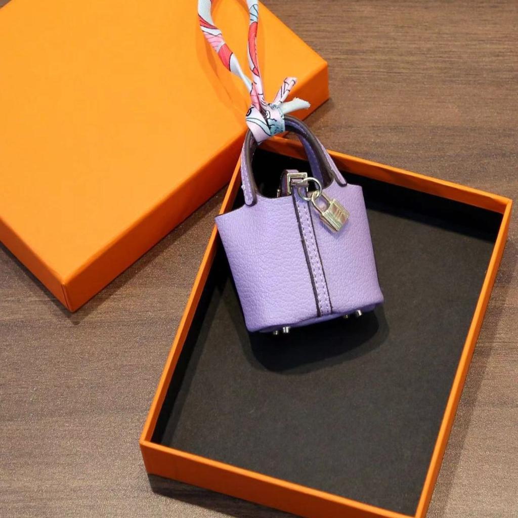 Mini vegetable basket bag pendant high-end leather car keychain earphone bag creative car pendant wholesale