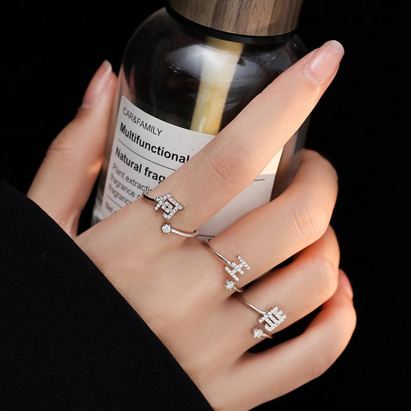 Bague de luxe pour femme Banyan Tree en argent avec nom de famille - Design personnalisé haut de gamme pour l'index