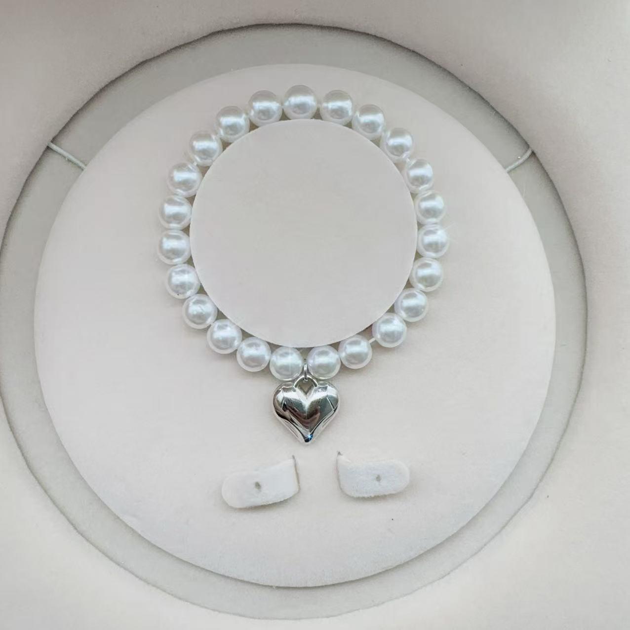 

Очаровательное ожерелье с куклой-собачкой из бисера ручной работы и плюшевое украшение.