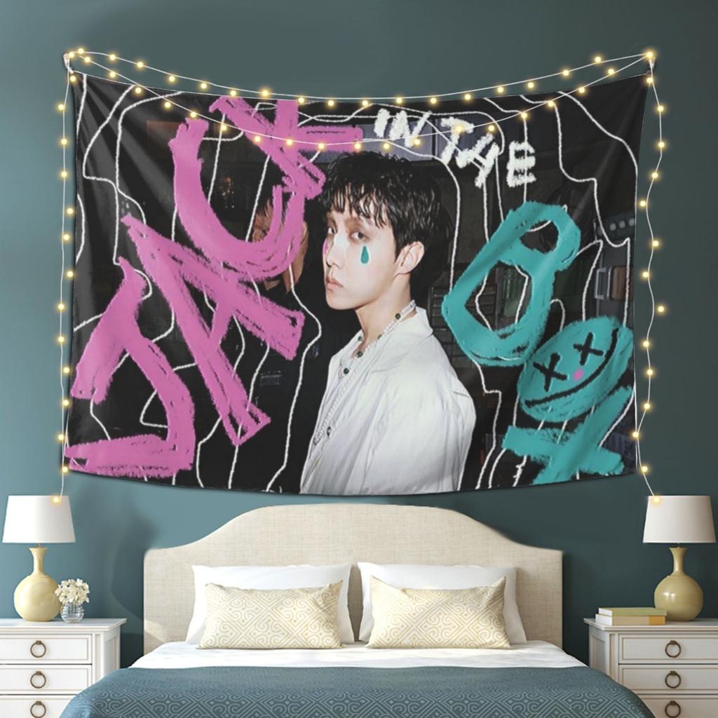 Vibrant Pop Culture Tapestry  Celebrate Iconic Musician with Bold Graffiti Art  Perfect for Bedroom Living Room Decor