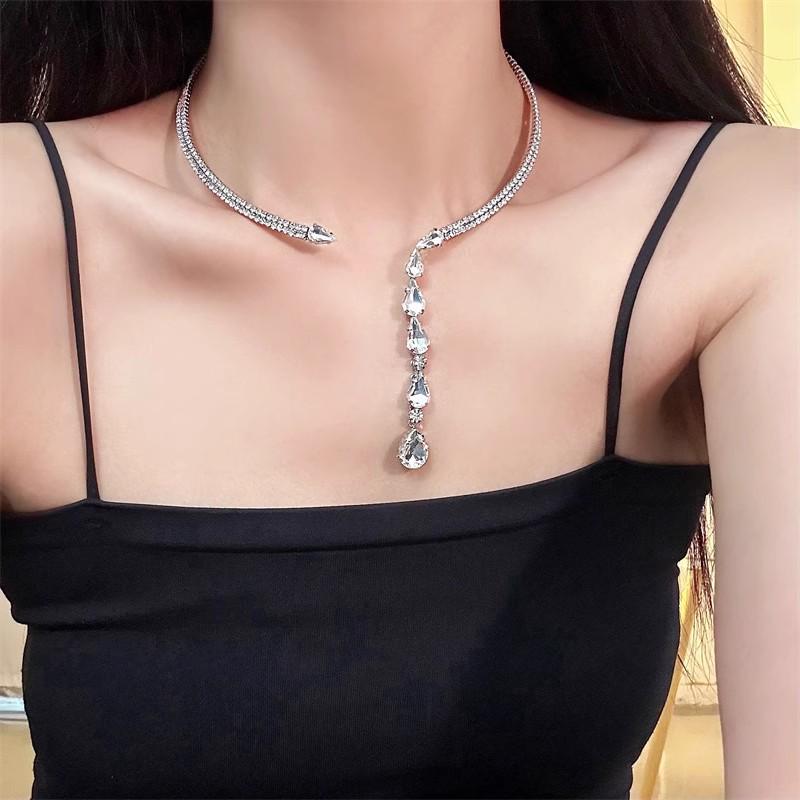 2025 High-End Gothic Punk Necklace: Y2K Dark Style Clavicle Chain for Women