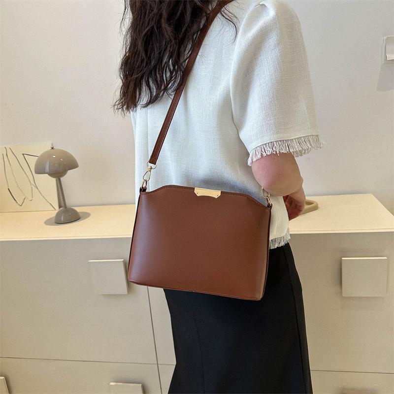 Retro simple small bag women 2025 new trendy women fashion large capacity shoulder crossbody bucket shell bag