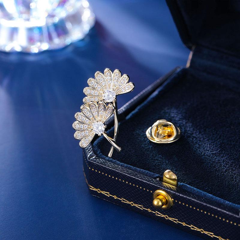 

Это милая брошь из циркона гинкго билоба со свежим и модным характером.. Маленькая булавка — универсальная, бесшовная и непромокаемая пряжка. золотой