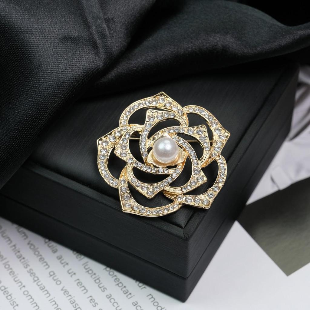 Retro Flower Pearl & Diamond Alloy Brooch Pin
