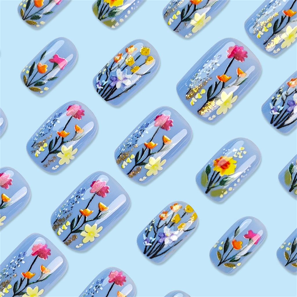 24 szt. Krótkie Naklejane Paznokcie Francuski Kwadrat Fioletowe Pełne Krycie Akrylowe Paznokcie z Floralnymi Wzorami dla Kobiet i Dziewcząt