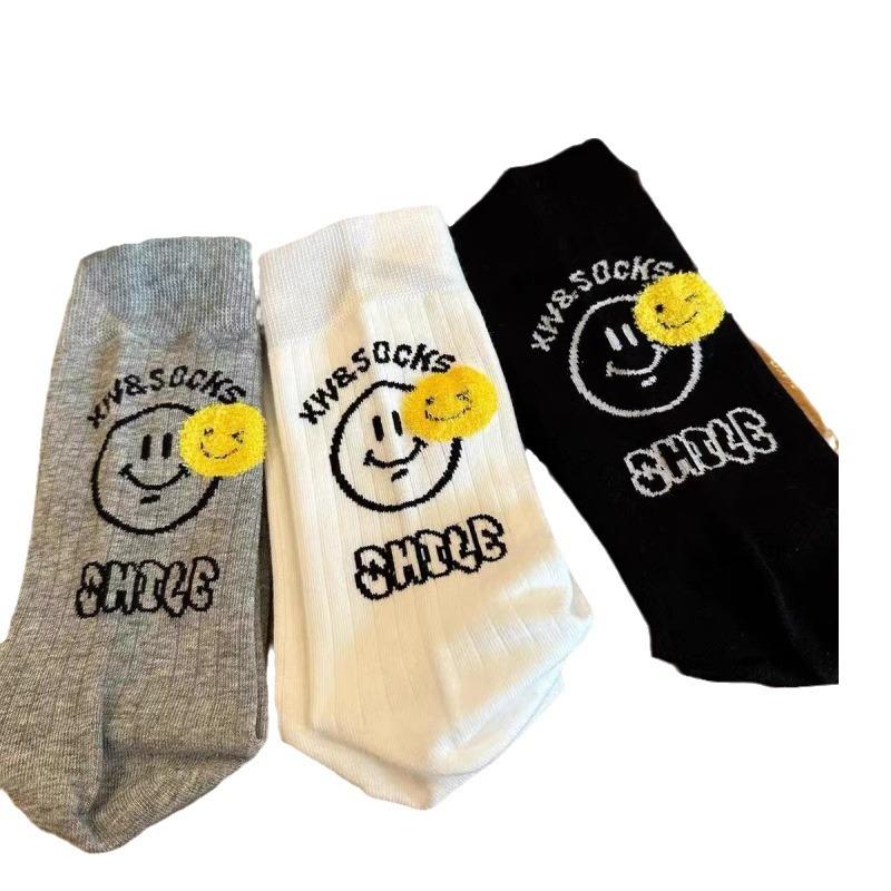 Dongdaemun Absatz Beflockte Gelbe Smiley Socken Herbst Schwarz-Weiß Alphabet Socken Reine Baumwolle Mittellange Socken