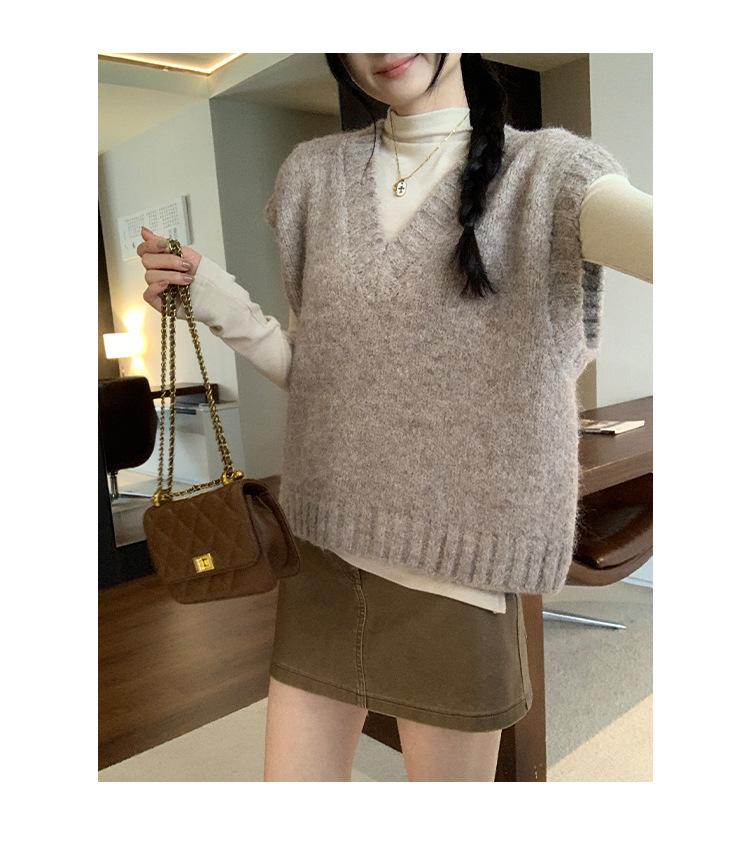 Women's Slim-Fit Half-High Neck Base Layer Long-Sleeve T-Shirt, Autumn/Winter Style with Cinched Waist and High-End Feel.