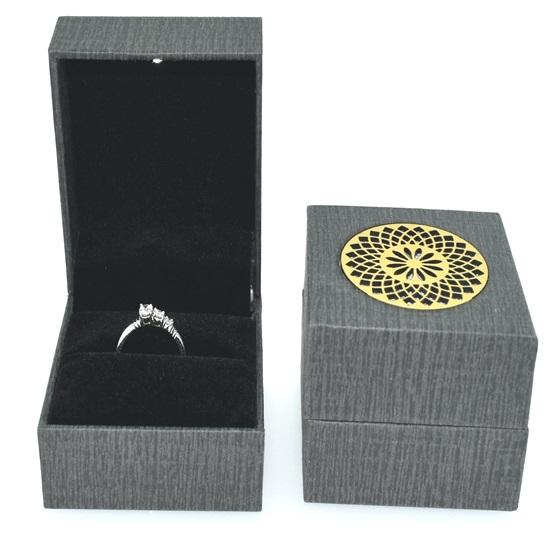 

Деревянный светодиодный светильник для ювелирных изделий диаметром 7,6 см для кольца