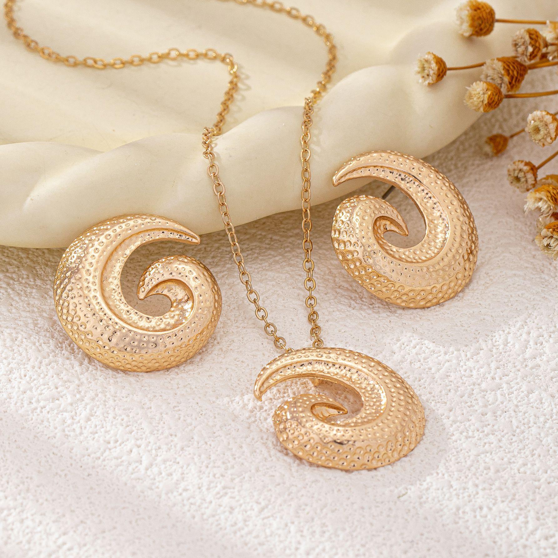 

Простые спиральные серьги и ожерелье из бараньего рога золотой