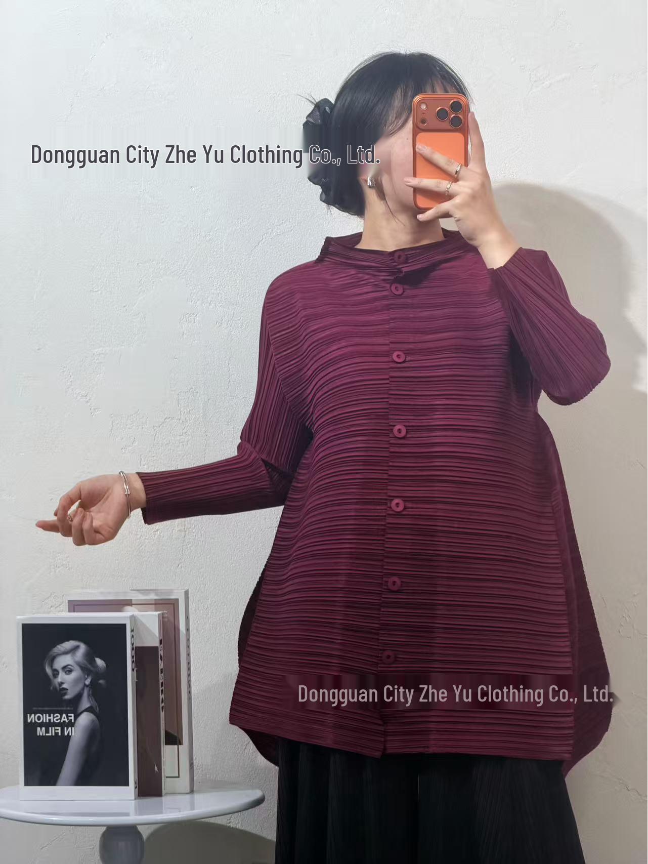 

Miyake Designer Loose Slimming Box Pleat Cardigan Top One Size вина червоного кольору