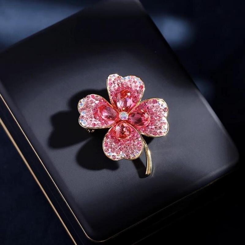 Stylish retro crystal four-leaf clover corsage temperament fashionable and versatile exquisite chic light luxury brooch St. Patrick's