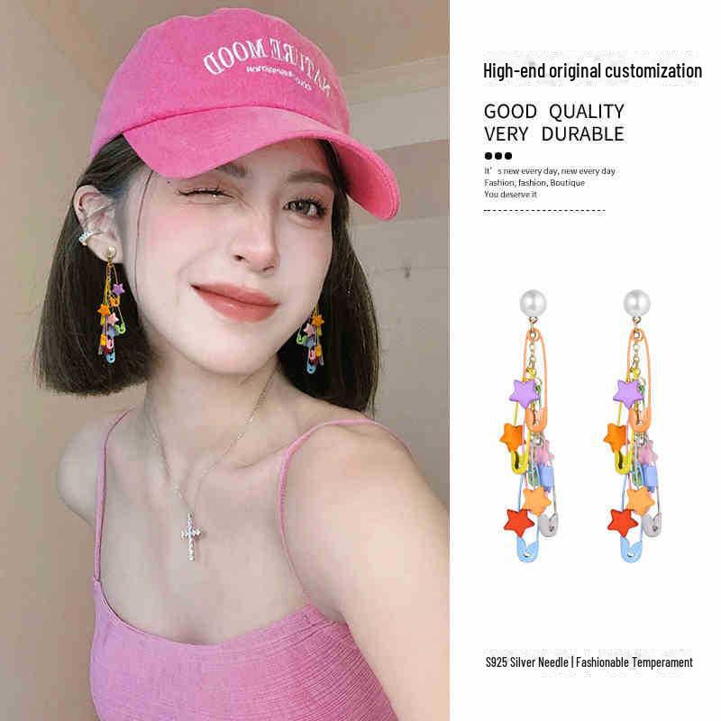 

Серьги Dopamine с длинными кисточками в виде цветных звезд — смелое, универсальное украшение для женщин