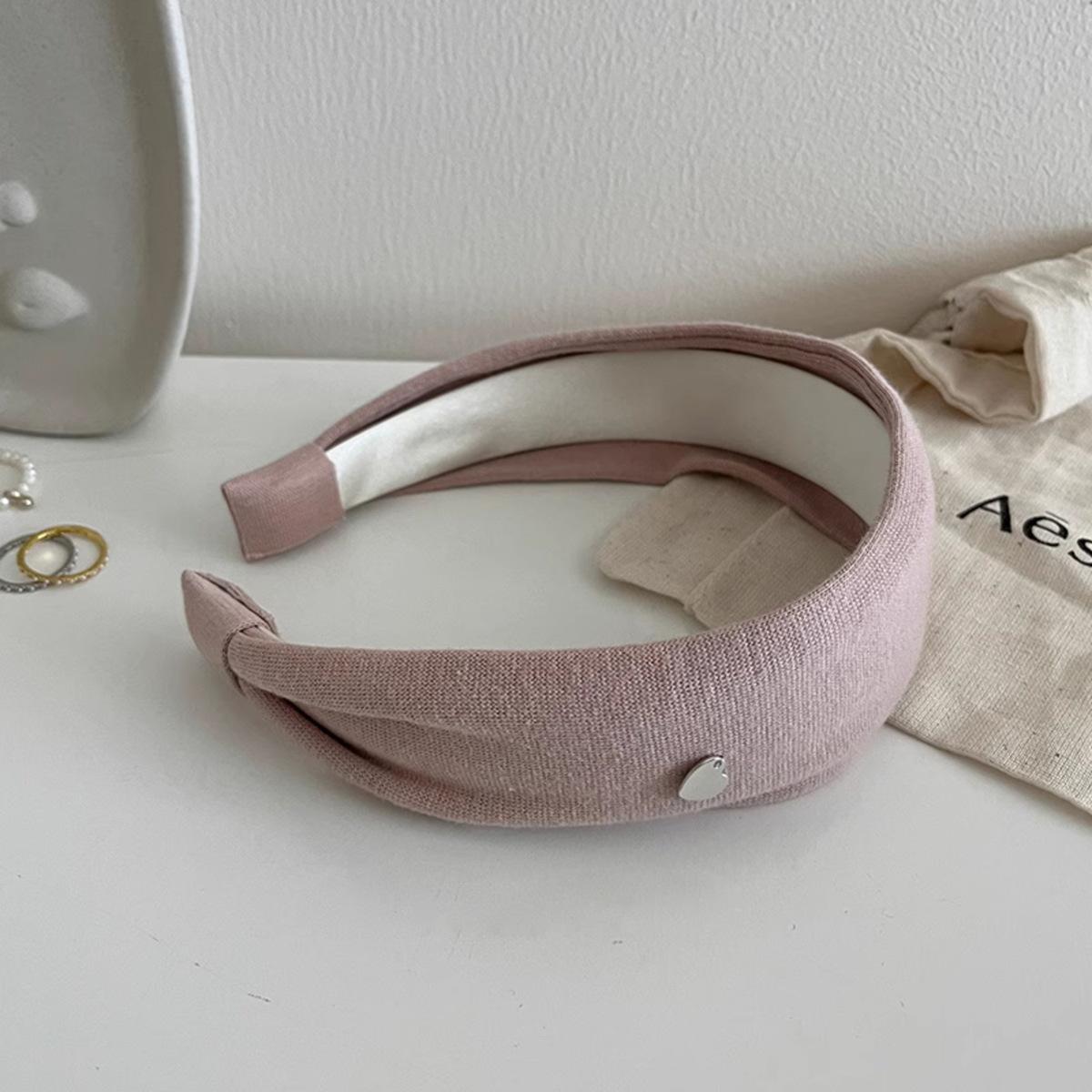 

Стильная и универсальная широкая повязка на голову для женщин, идеально подходит для осени и зимы, простые и уникальные заколки и аксессуары для волос.