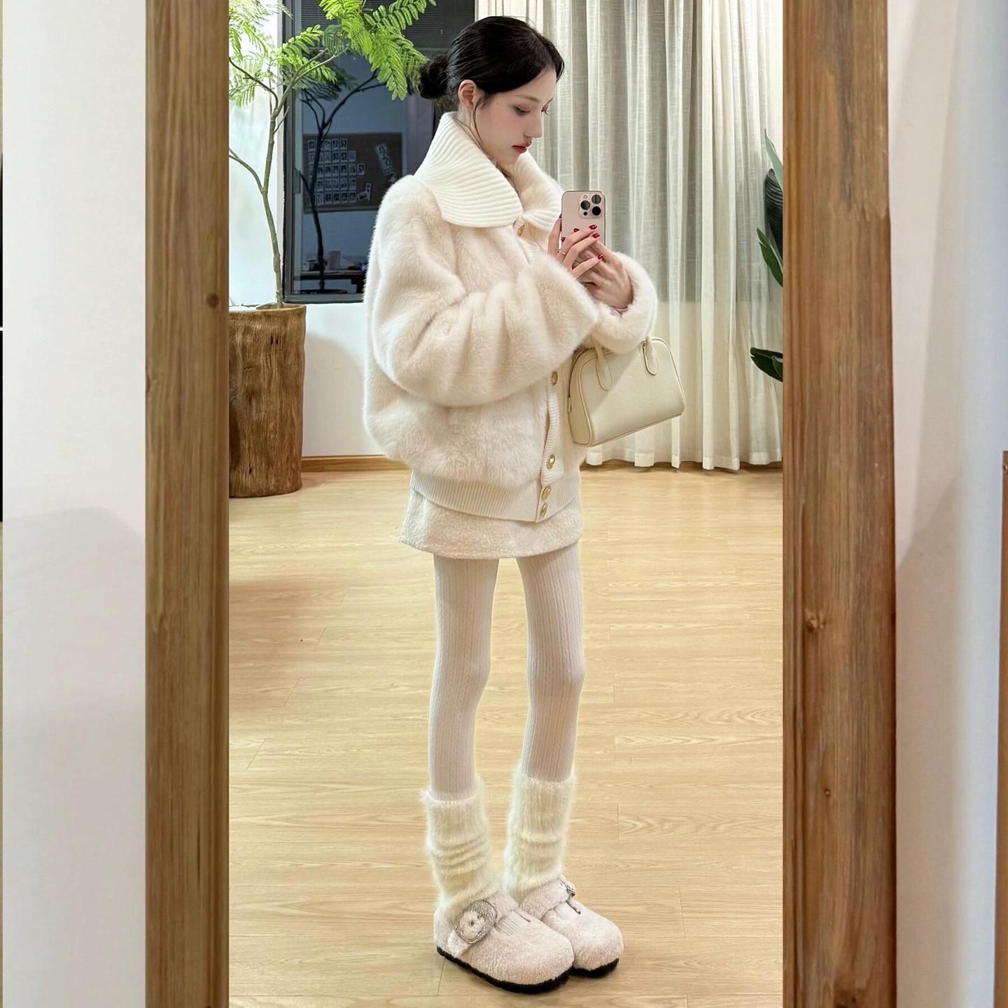 

Off-White Women s High-Waisted Lambswool Mini Skirt – Slimming A-Line Hip-Hugging Korean Style for Autumn/Winter 2025. Medium