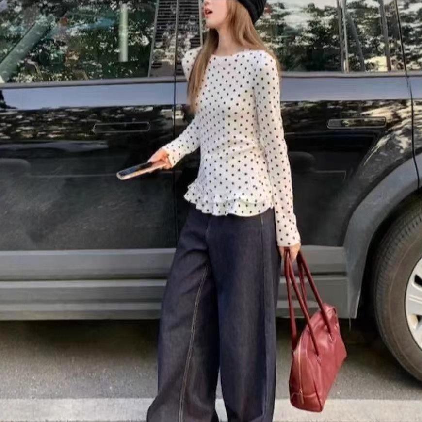 Damska biała koszulka z długim rękawem w grochy z falbanką - wyszczuplająca, słodka wiosenna stylizacja