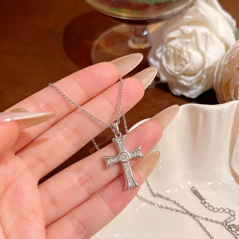 European and American Diamond Cross Necklace - Summer Light Luxury, Versatile, Exquisite Clavicle Chain for Women.