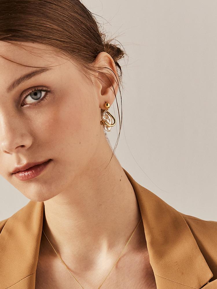 Sosoo Baroque Pearl Point Earrings