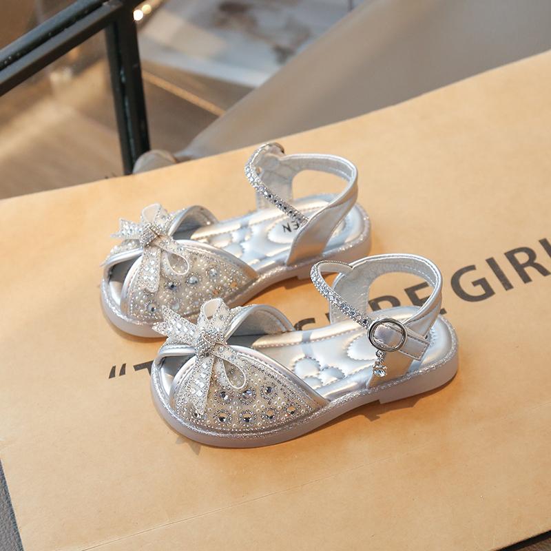 

Босоножки для девочек с открытым носком, блестящие, с кристаллами, детские туфли принцессы, с милыми бантиками, лето 2025, новая коллекция, детская пляжная обувь, нескользящая мягкая подошва 23 серебряный