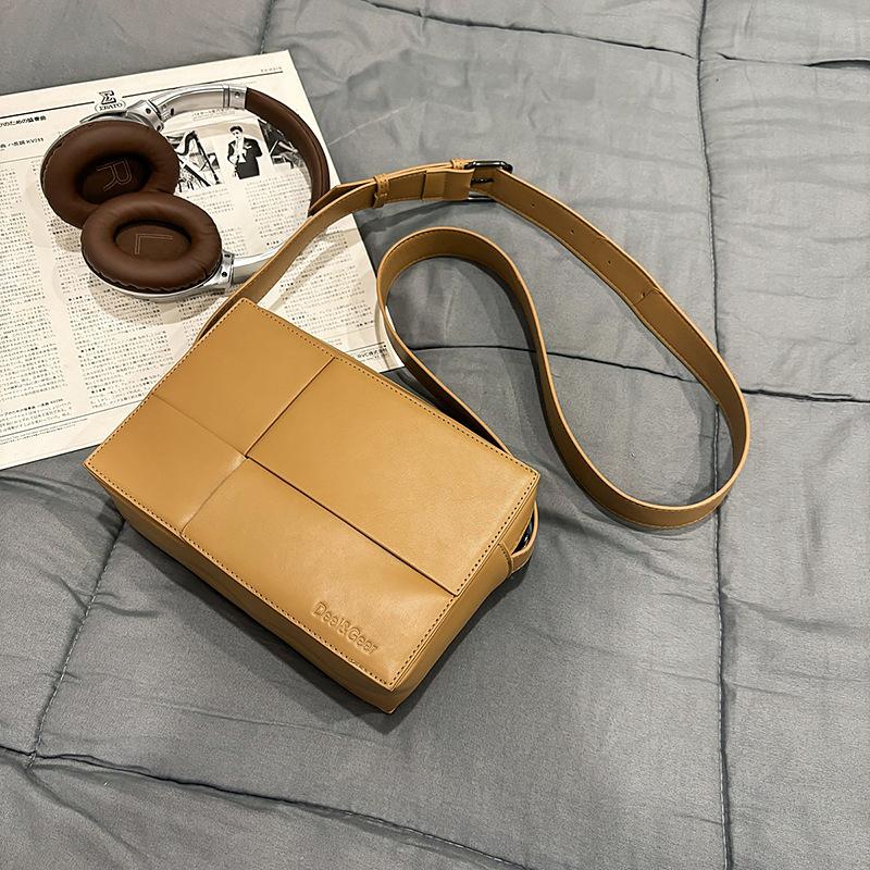 

Crossbody Bag Men S Niche Design Sense Small Square Bag Trendy Brand Weaving Sense Shoulder Bag Women S Versatile Sports Mobile Phone Bag коричневый