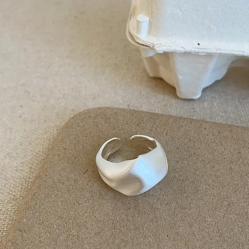 

Нестандартное серебряное матовое металлическое открытое кольцо женское нишевое высококачественное преувеличенное индивидуальное модное универсальное кольцо