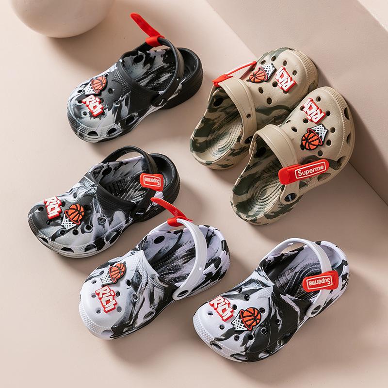 Summer children's slippers cool slippers boys and girls bathroom non-slip baby hole shoes children cute cartoon