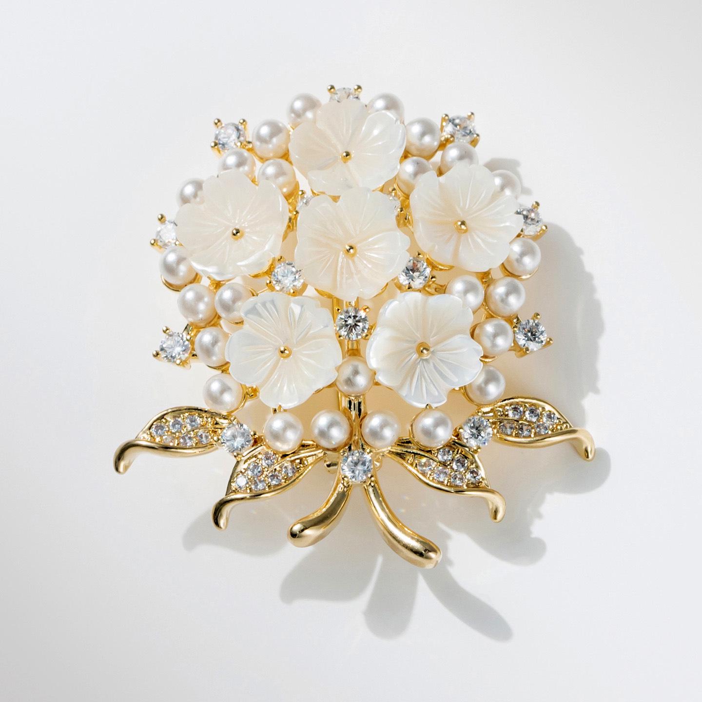 Bo Xin Yun Vintage Shell Flower Brooch: Elegant, Versatile Lapel Pin for Any Suit.