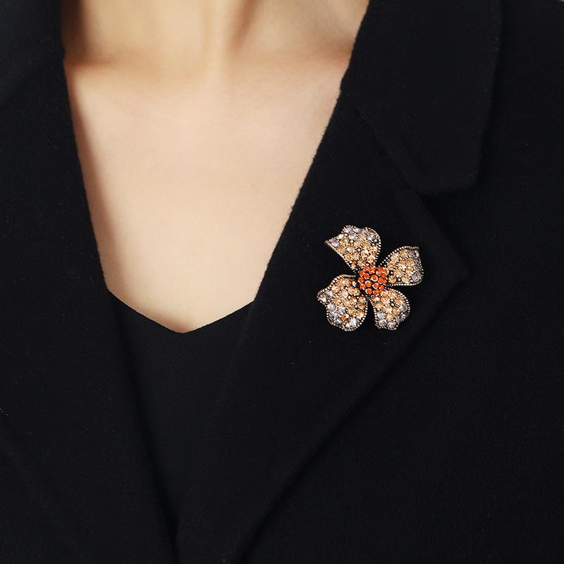 Niche design retro exquisite champagne crystal flower brooch temperament high-end corsage pin women's suit accessories trend