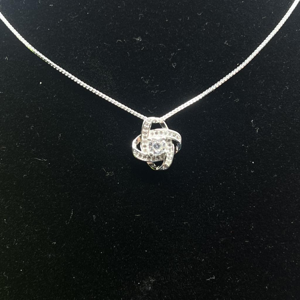 Lucky Clover Zircon Necklace Women's Light Luxury Niche High-end Fashion Diamond Pendant Clavicle Chain