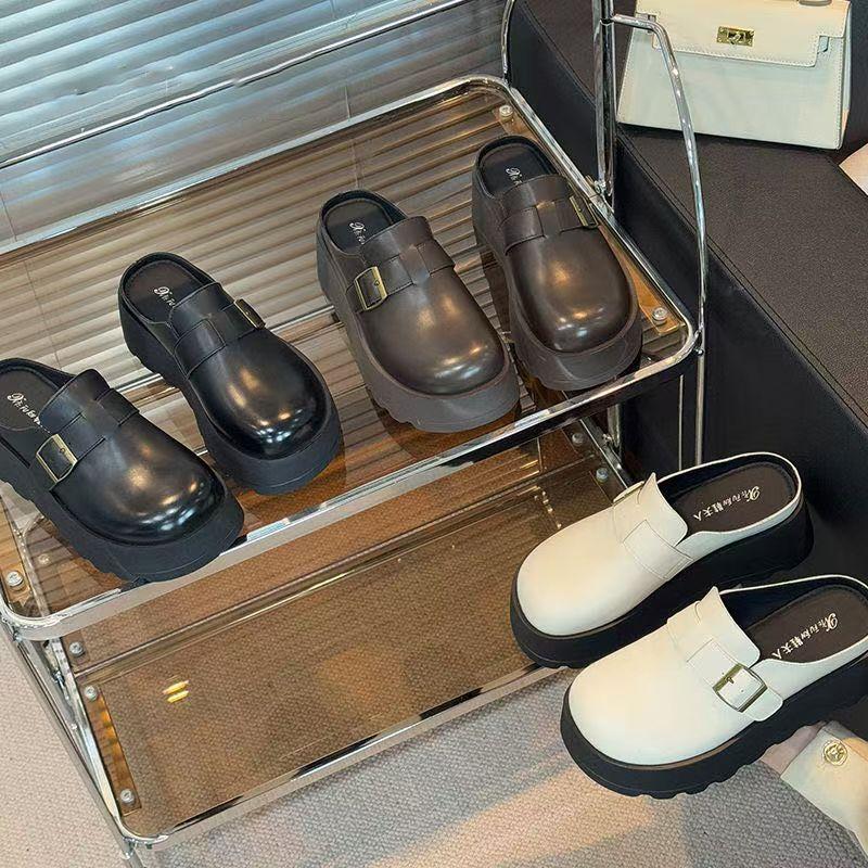 Super feuer fortgeschrittener Sinn rutschfeste coole Hausschuhe Internet-Berühmtheit schwarze Tasche Kopf erhöhend dicke Sohle Hausschuhe Damen Sommerbekleidung 2025 neu