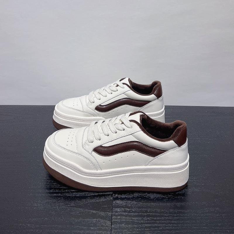 Winter velvet little white shoes women's thick baseplate shoes new leather versatile huge good-looking sports and leisure shoes