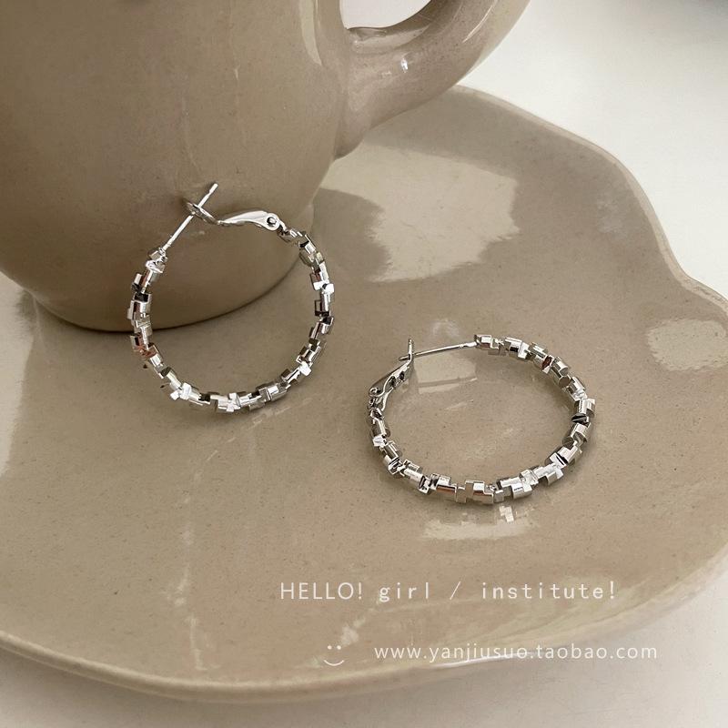 

High-end Irregular Circle Earrings for Women, Featuring A Light Luxury and Niche Design with Exaggerated Ear Cuffs and Ear Studs. серебряный