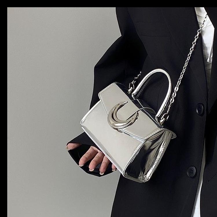 

Премиальная женская сумка Moon Lock 2024 года, новинка, серебряная квадратная сумка из лакированной кожи, сумка-цепочка через плечо серебряный