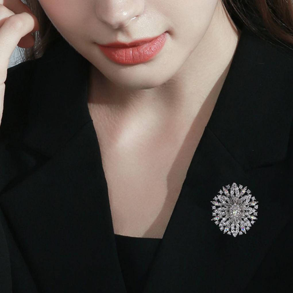 Women Brooch Party Holiday Crystal Sparkling Suit Jewelry Breastpin Fashion Girls Dressing Decoration Flower Exquisite