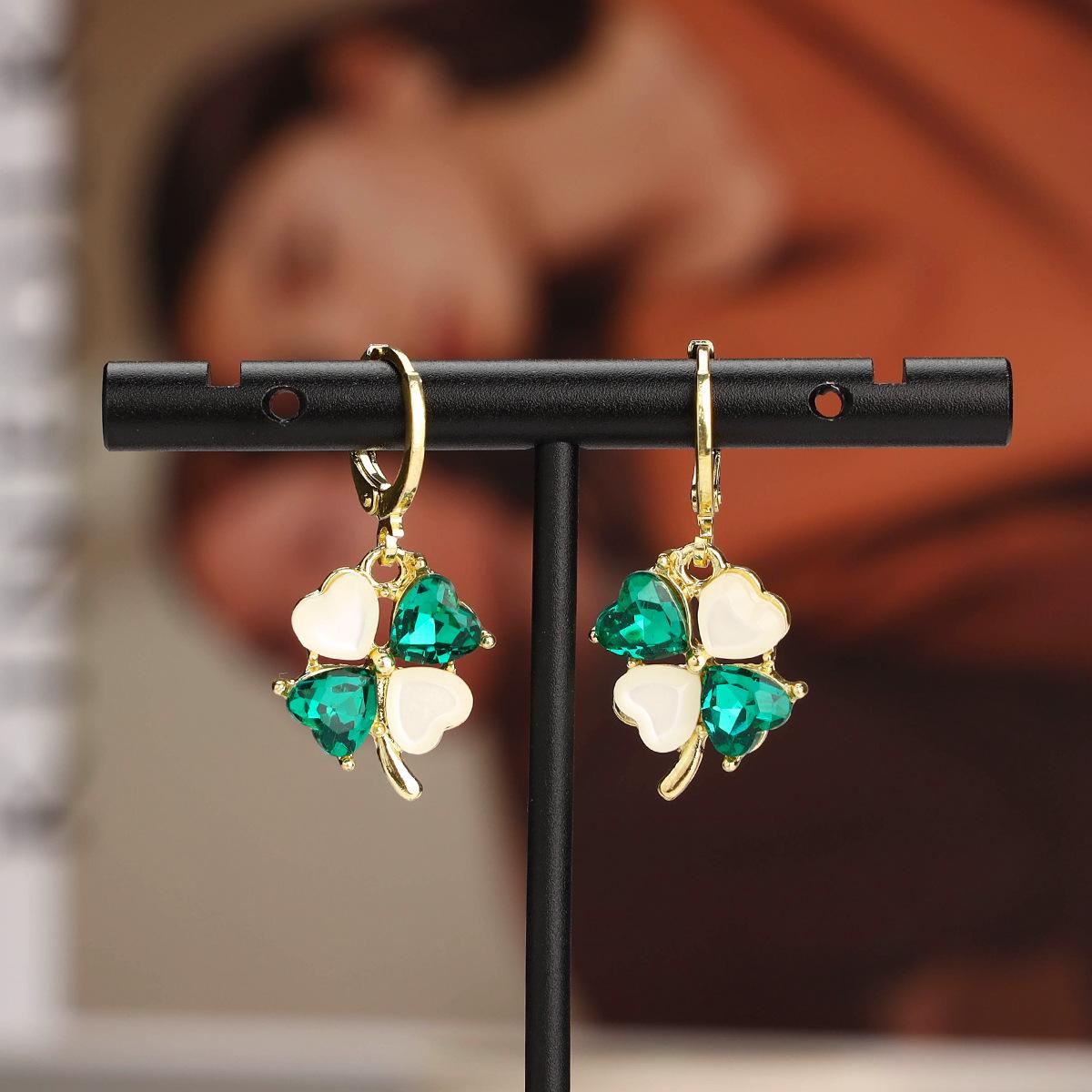 

Мода Ретро Темперамент Дизайн Чувство Сто Старший Чувство Серьги Новый Прилив Зеленый Счастливый Четырехлистный Цветок Серьги Пряжка