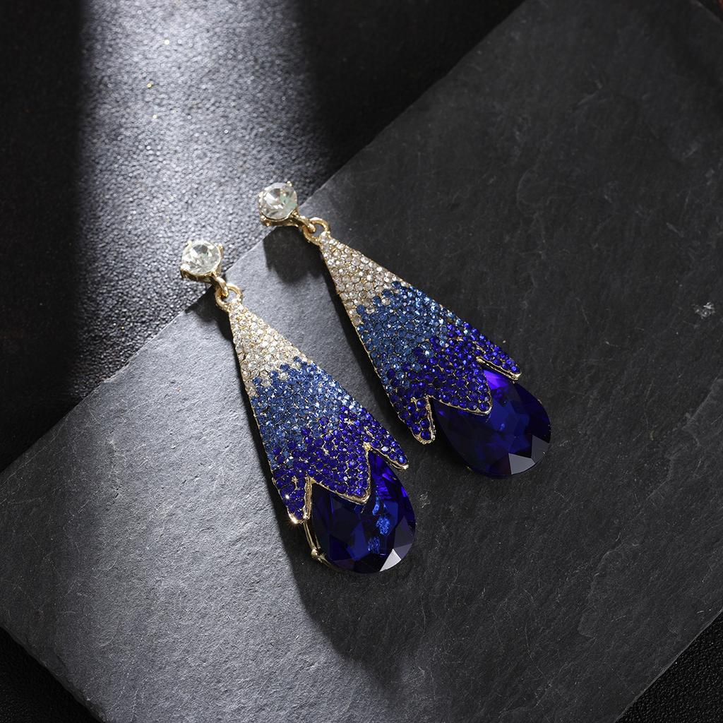 Luxuriöse Tropfenohrringe: Kühnes, aufmerksamkeitsstarkes Design Elegant und schick. Einzigartiger und raffinierter Schmuck für die moderne Frau
