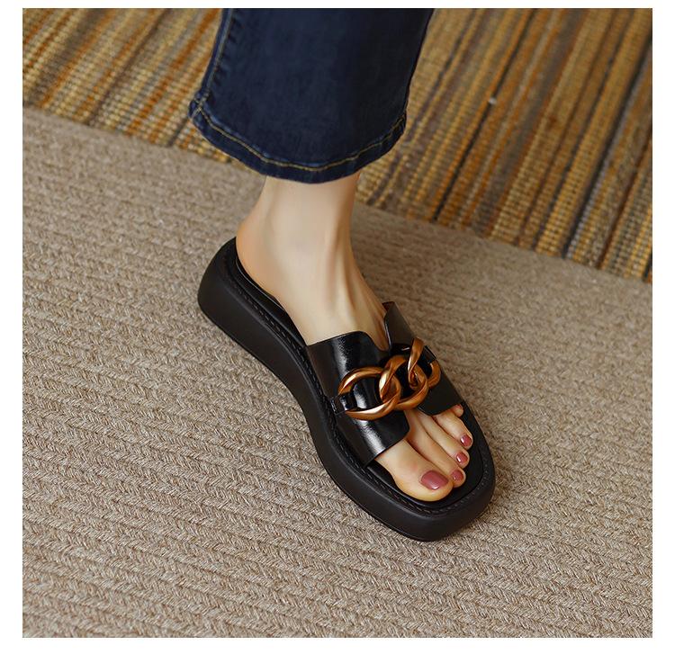 

Крутые тапочки с толстой подошвой и цепочкой, женские, лето 2025, новые модные пляжные сандалии с одним словом, маленькие ароматные сандалии для ветра на улице для женщин 40 чёрный